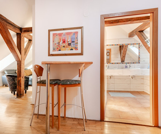 CLASSY Attic ROOM Downtown w/ Workplace & Monitor