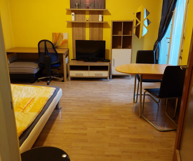 Apartment with balcony near the center