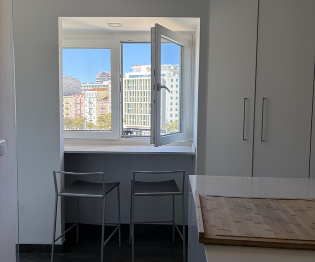 Bright Room with Workspace & Private Bathroom – En