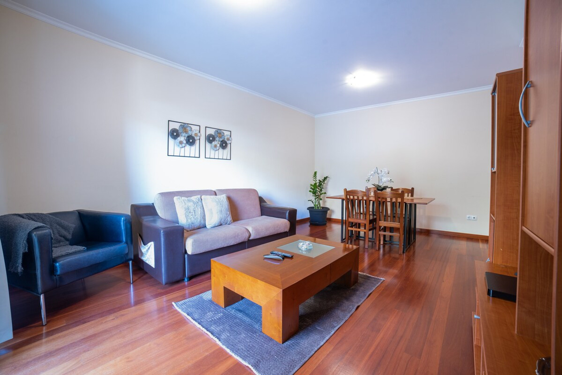 Large and airy living room, integrated with the dining room, creating a fluid and harmonious environment, perfect for relaxing and welcoming visits with comfort and style.