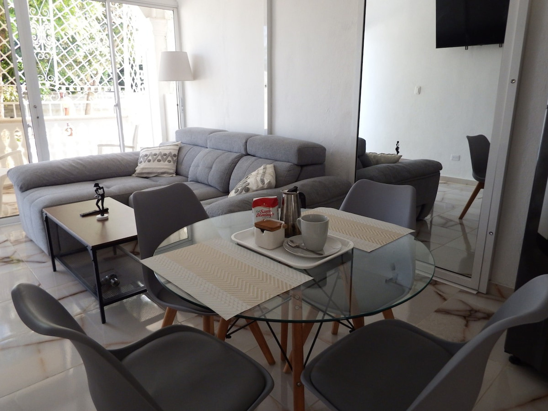Dining area image 1