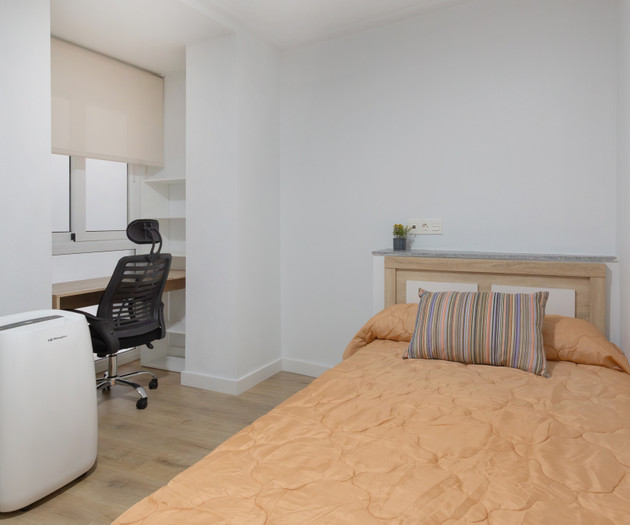 Room with private bathroom in the city center (3)
