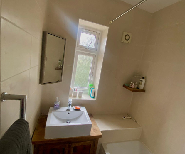 3 bedroom flat with balcony, 500m to rail station