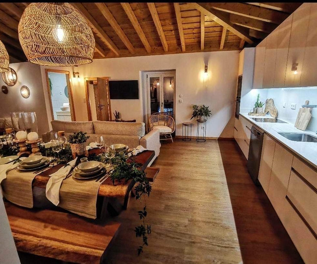 Luxury 5‑Bedroom Villa with Pool and Garden