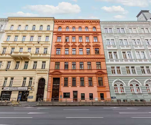 Slunných  s balkónem, klidný vnitroblok