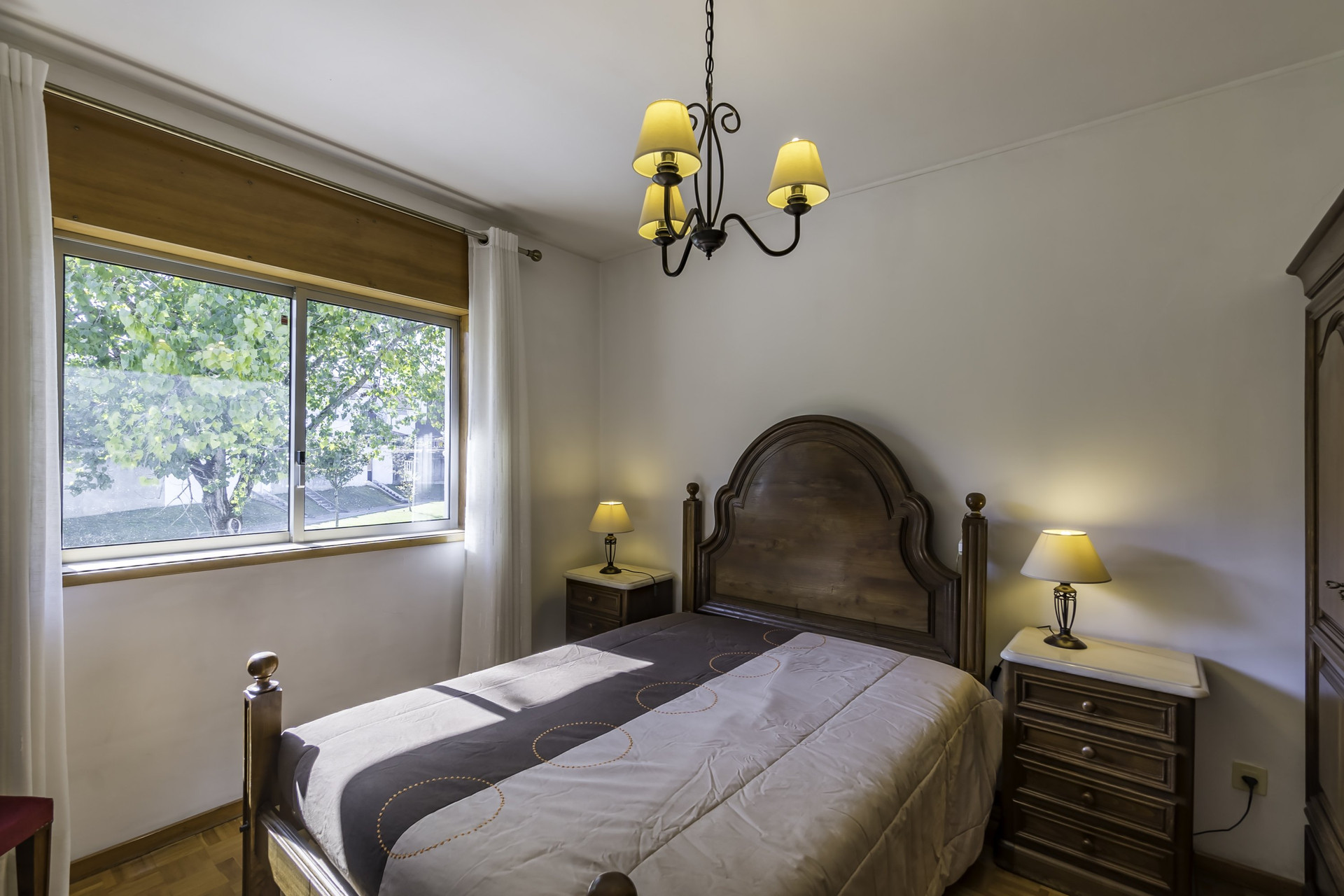 Double bedroom with wooden bed