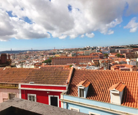 Sunny room in central Lisbon