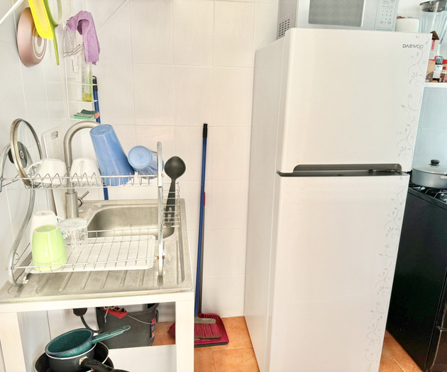 Flat 1/3_ 500mbps Wifi, Desk with office chair