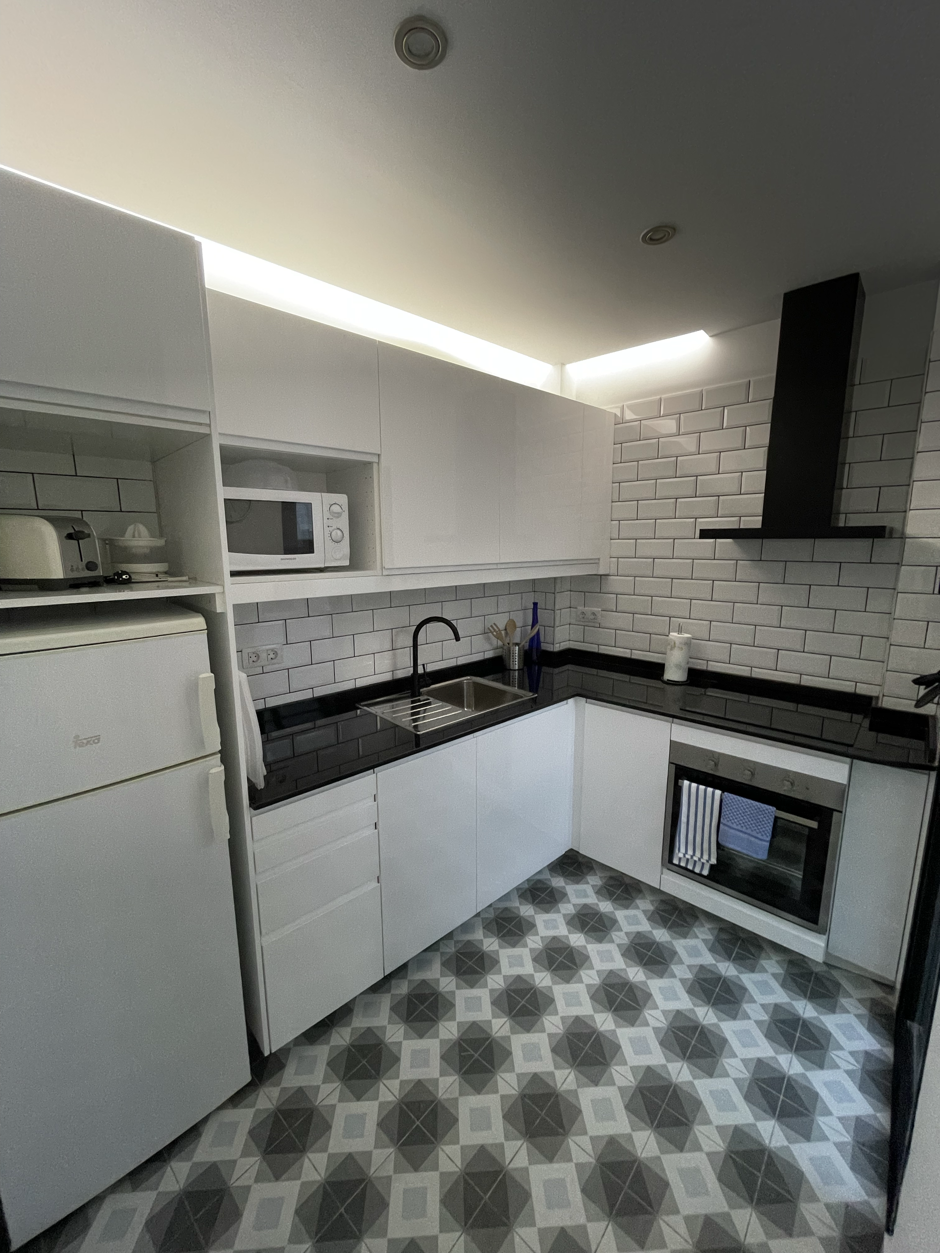Compact kitchen with patterned tiles