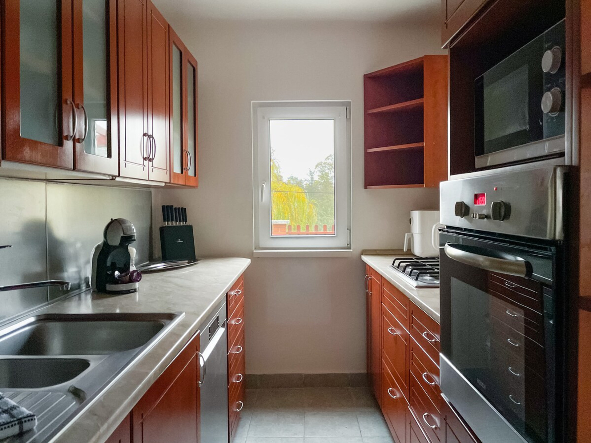 Full kitchen image 1