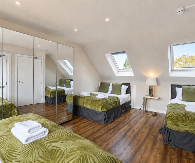 Spacious 3BR Flat Sleeps 7 in Greenford