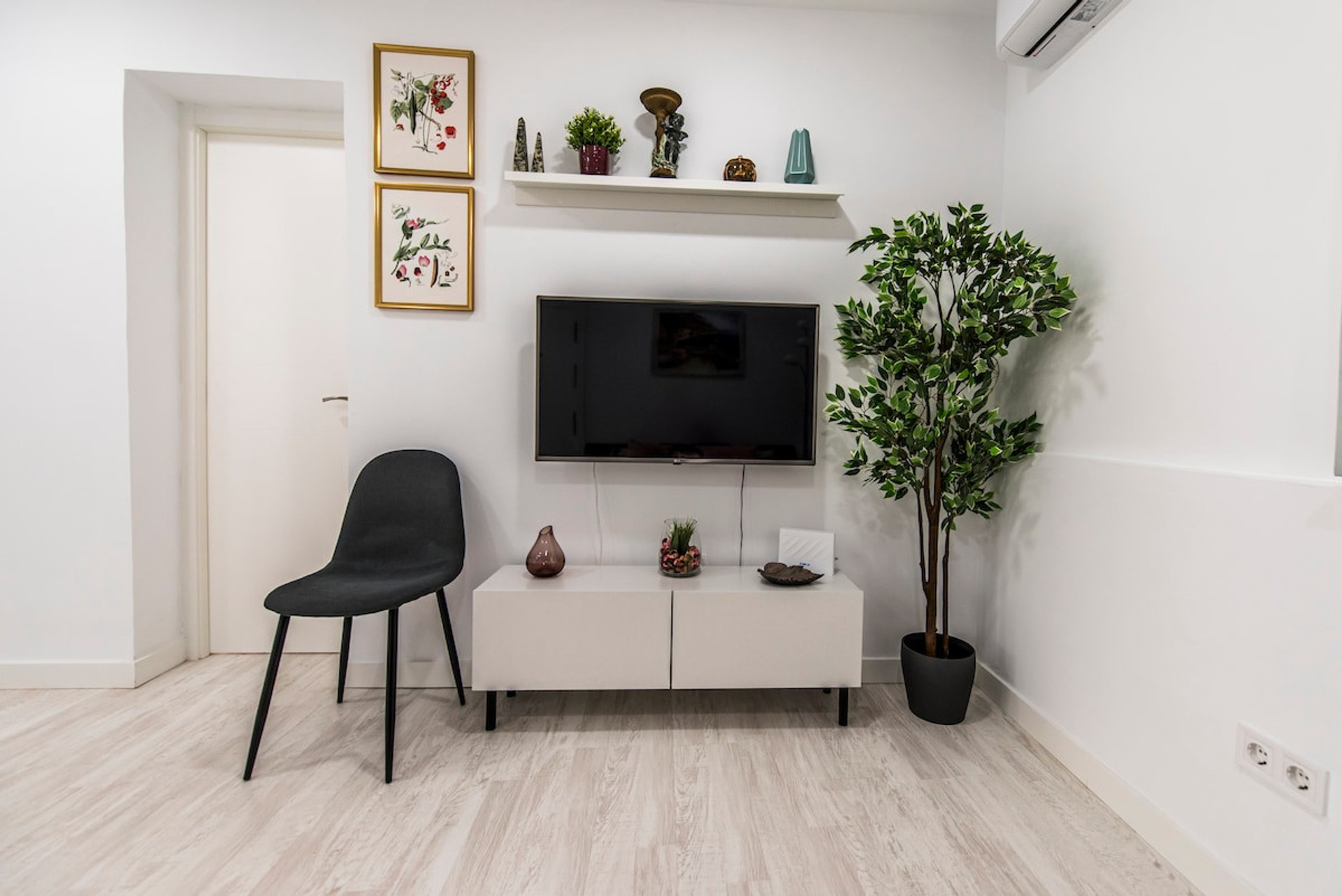 Living room image 5