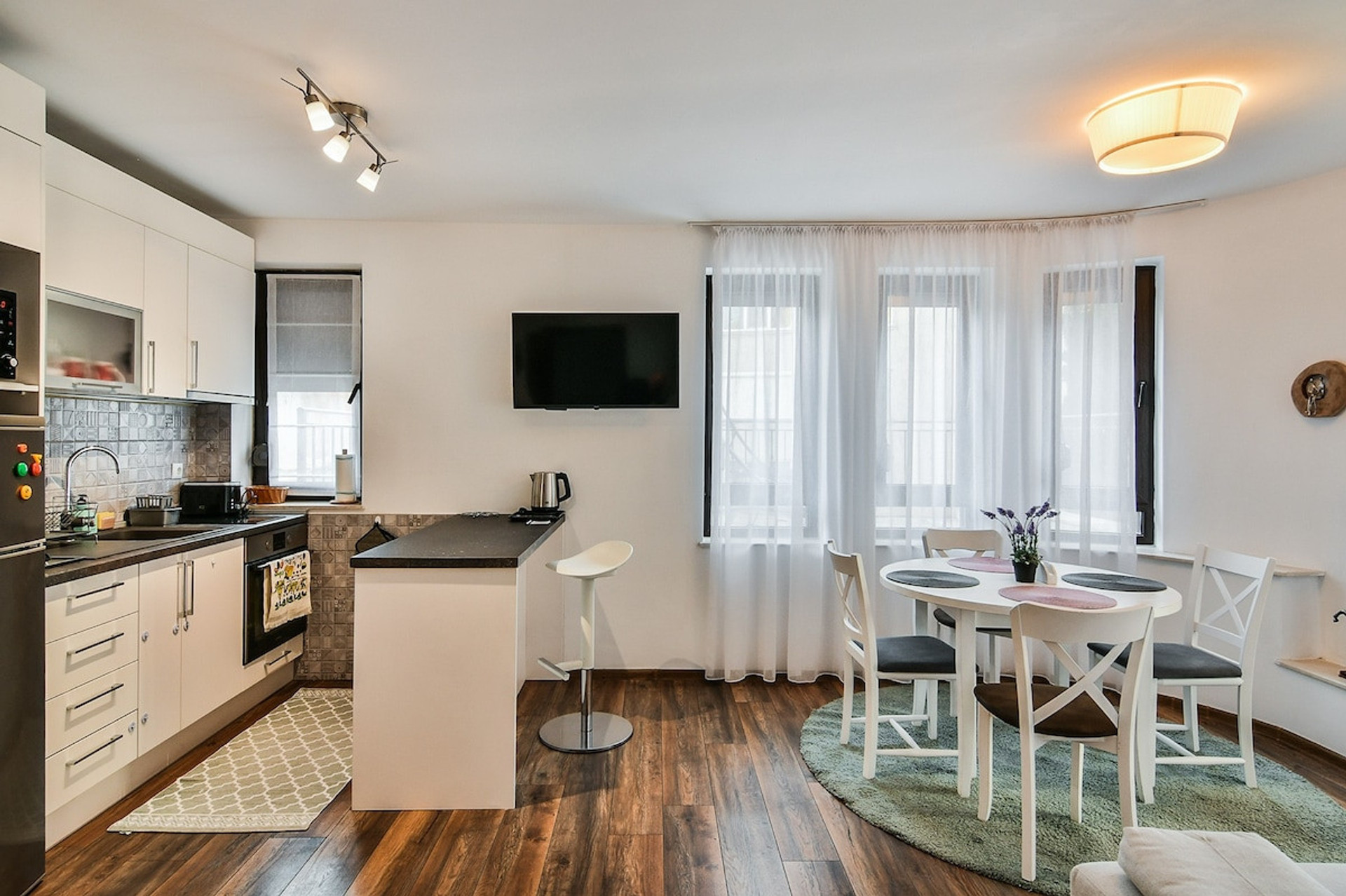 Open-concept dining and kitchen – A modern dining space that blends seamlessly with the kitchen, offering bar seating and a comfortable ambiance for casual dining or morning coffee.