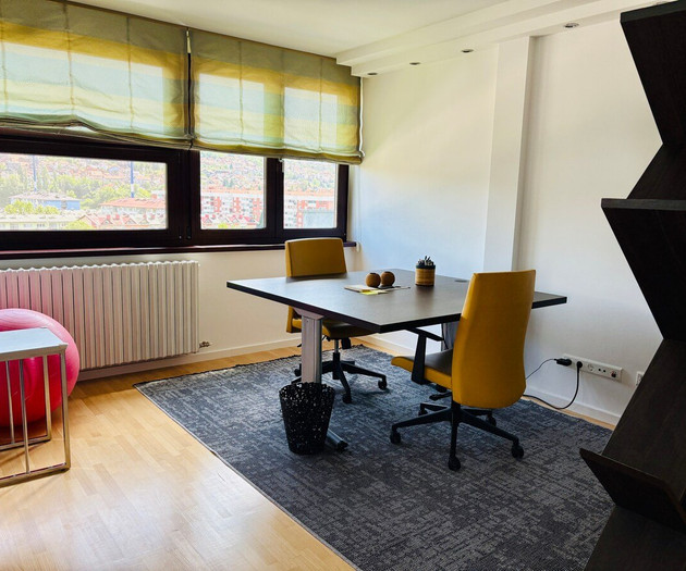 Sunny 9th-Floor Flat · Views · 350 Mbps Workspace