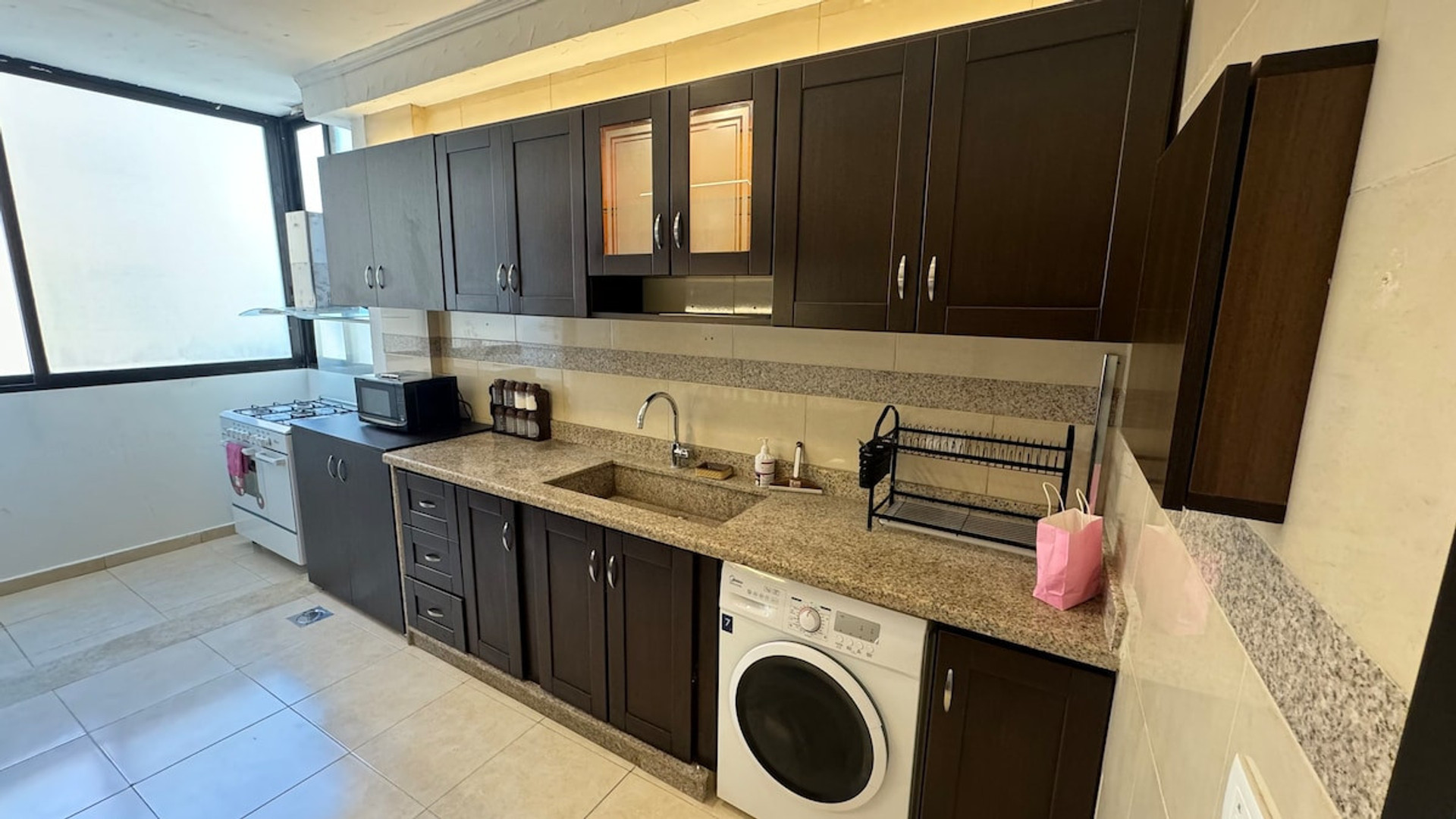 Full kitchen