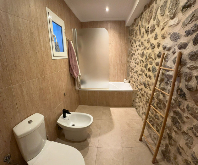 Casa acogedora con amplia terraza y Jacuzzi.