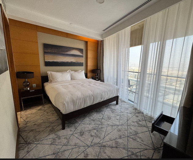 Spacious Apartment With Panoramic Skyline Views