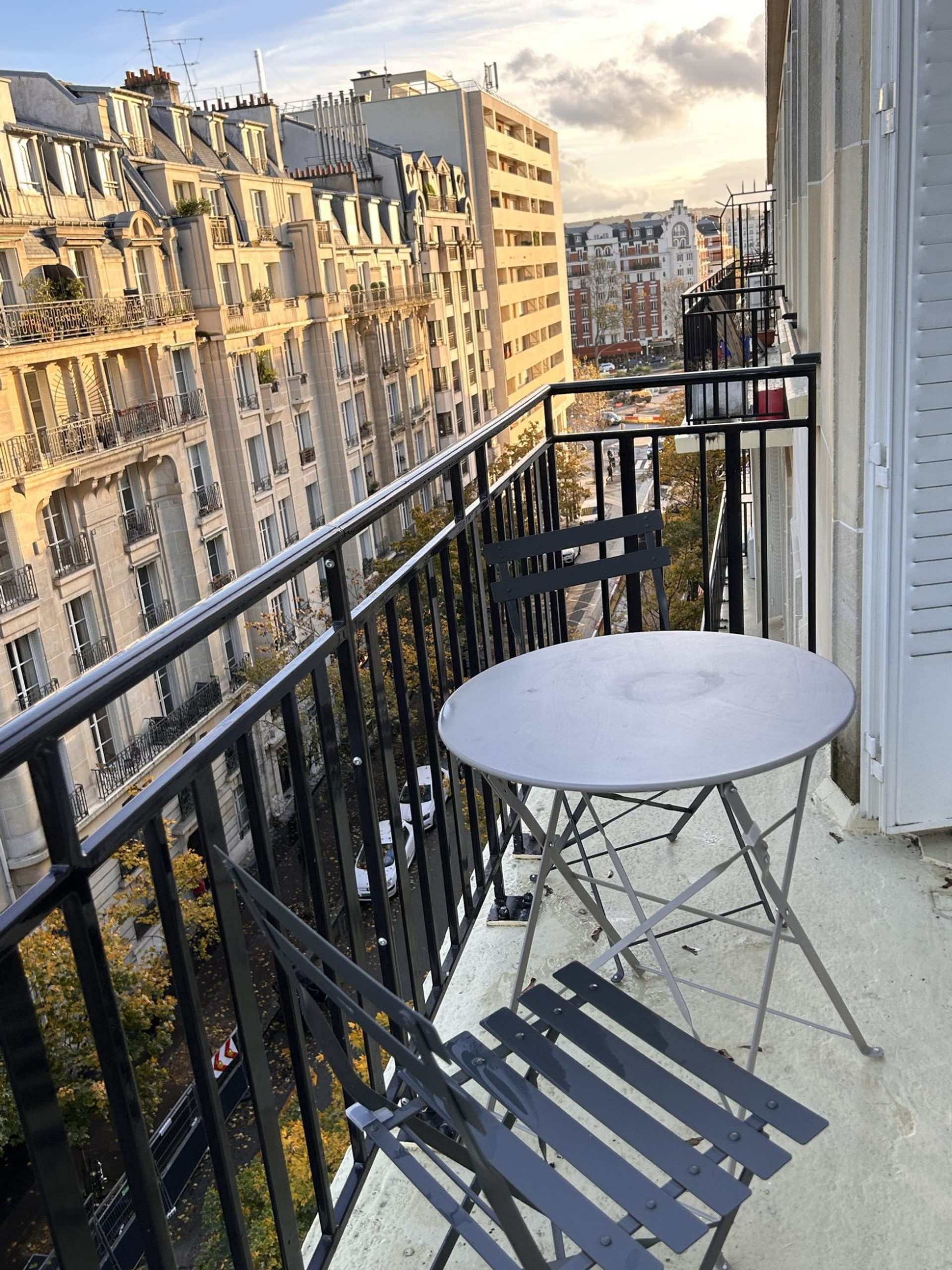 Balcony with coffee table and 2 chairs