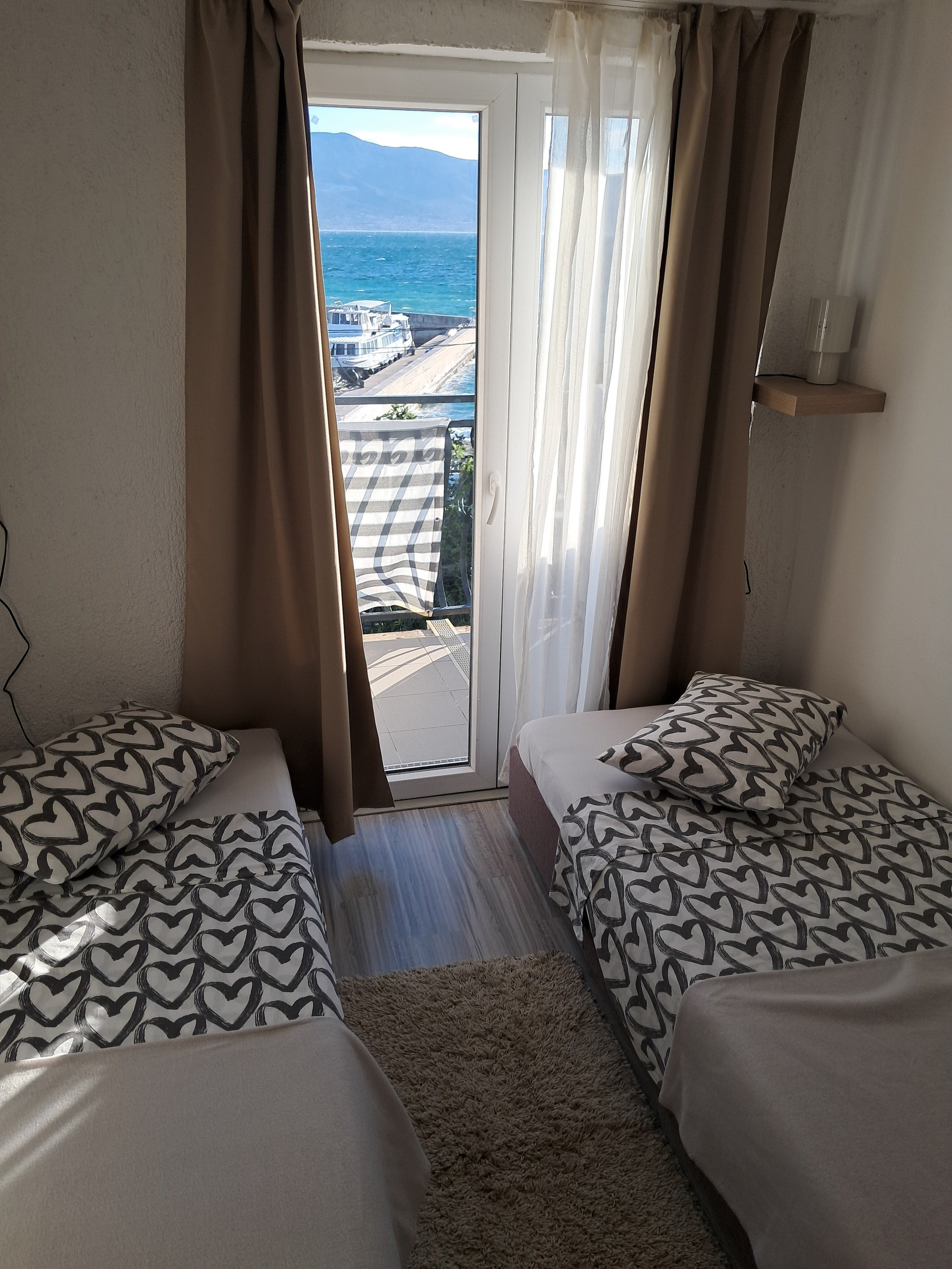 Twin bedroom with sea view