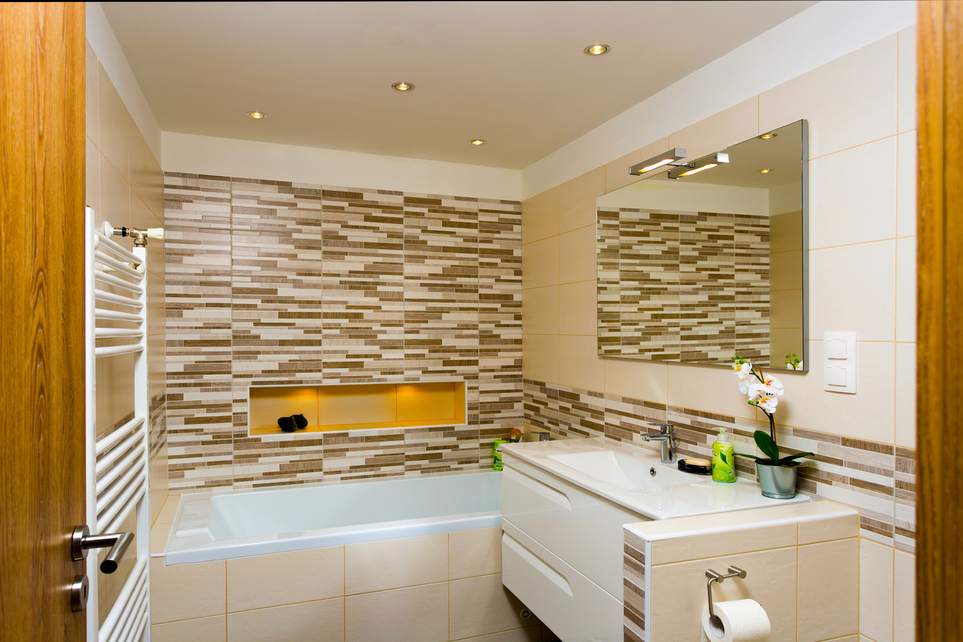 bathroom with bath tube