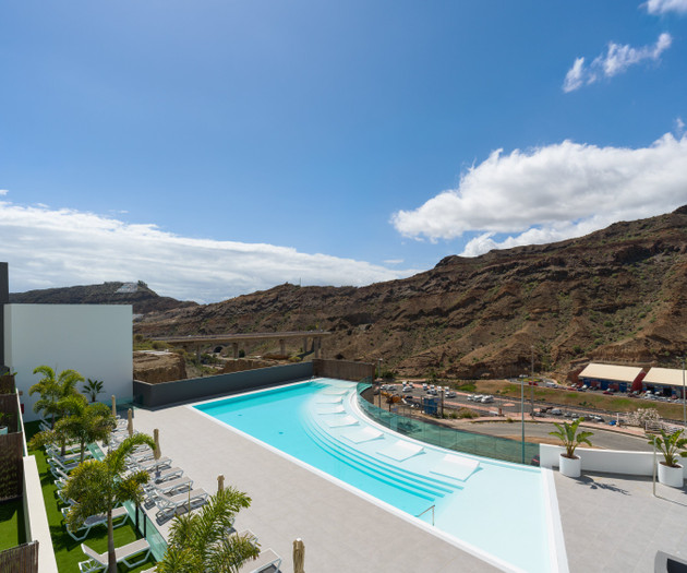 Aerial view of pool and mountains
