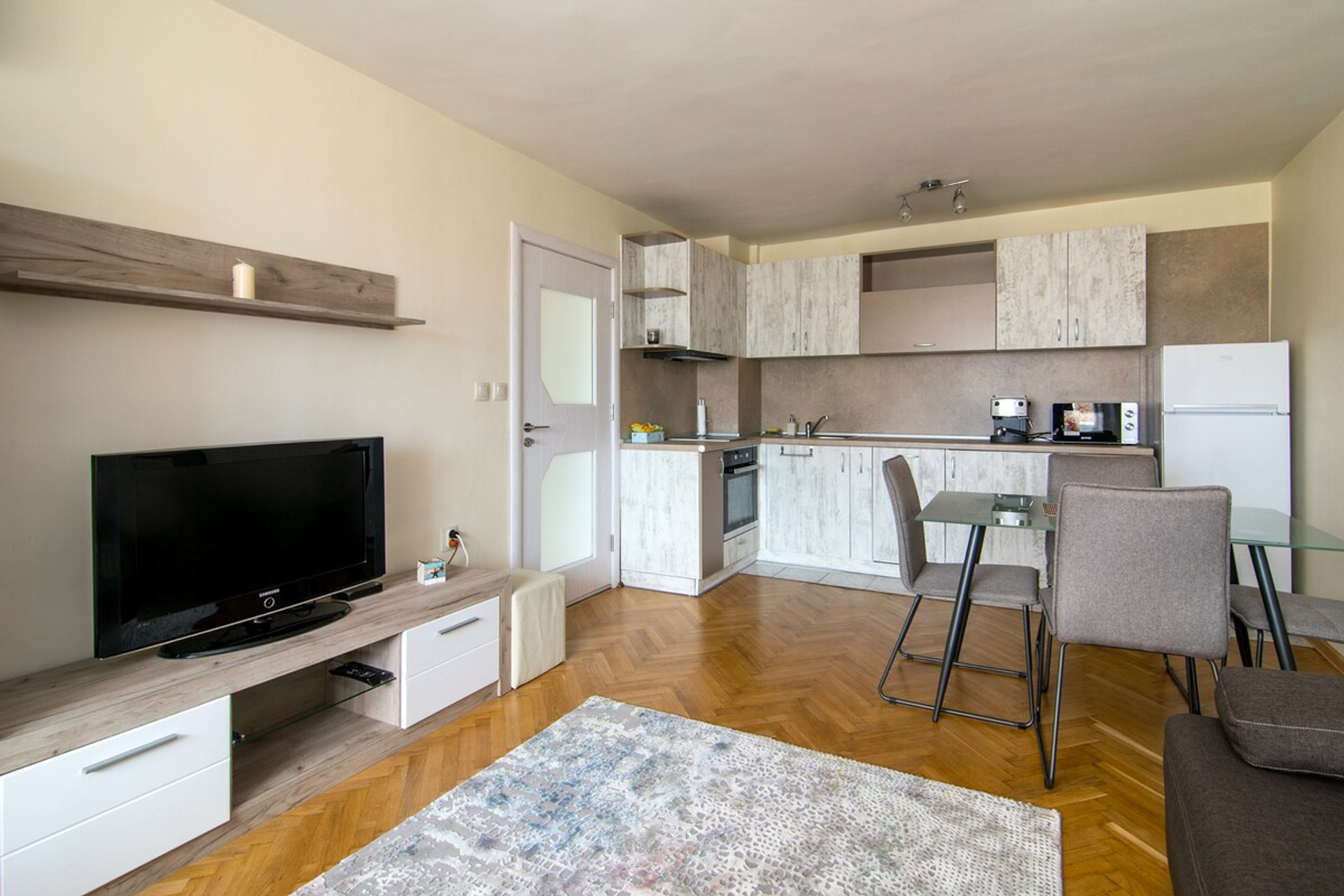 Stylish kitchen with open shelving – A modern kitchen featuring high-end appliances, elegant decor, and ample counter space for meal preparation.