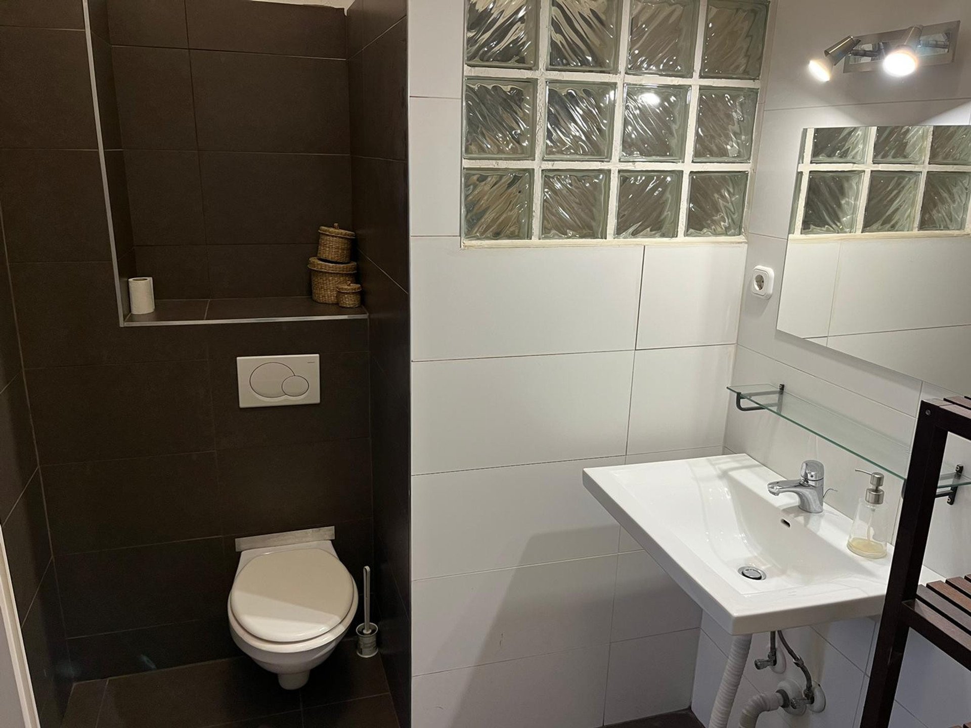 Room 1 bathroom