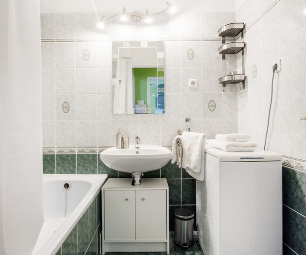 Charming 1-BR with Balcony View & Free Parking