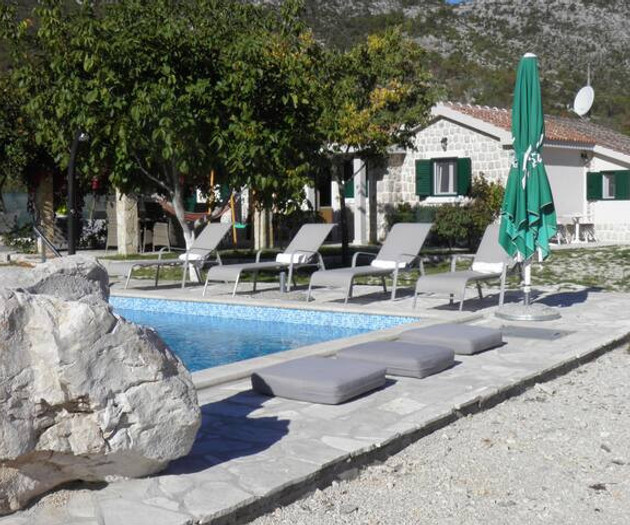 Villa with heated pool,very quiet location