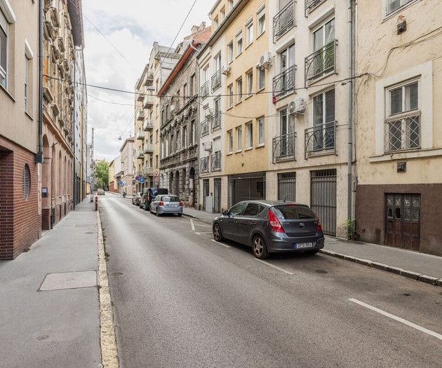 Charming 1-BR with Balcony View & Free Parking