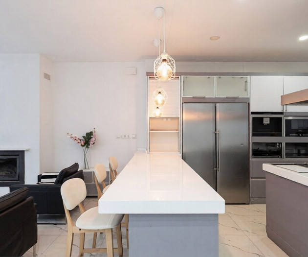 Large, modern house in Valencia City!