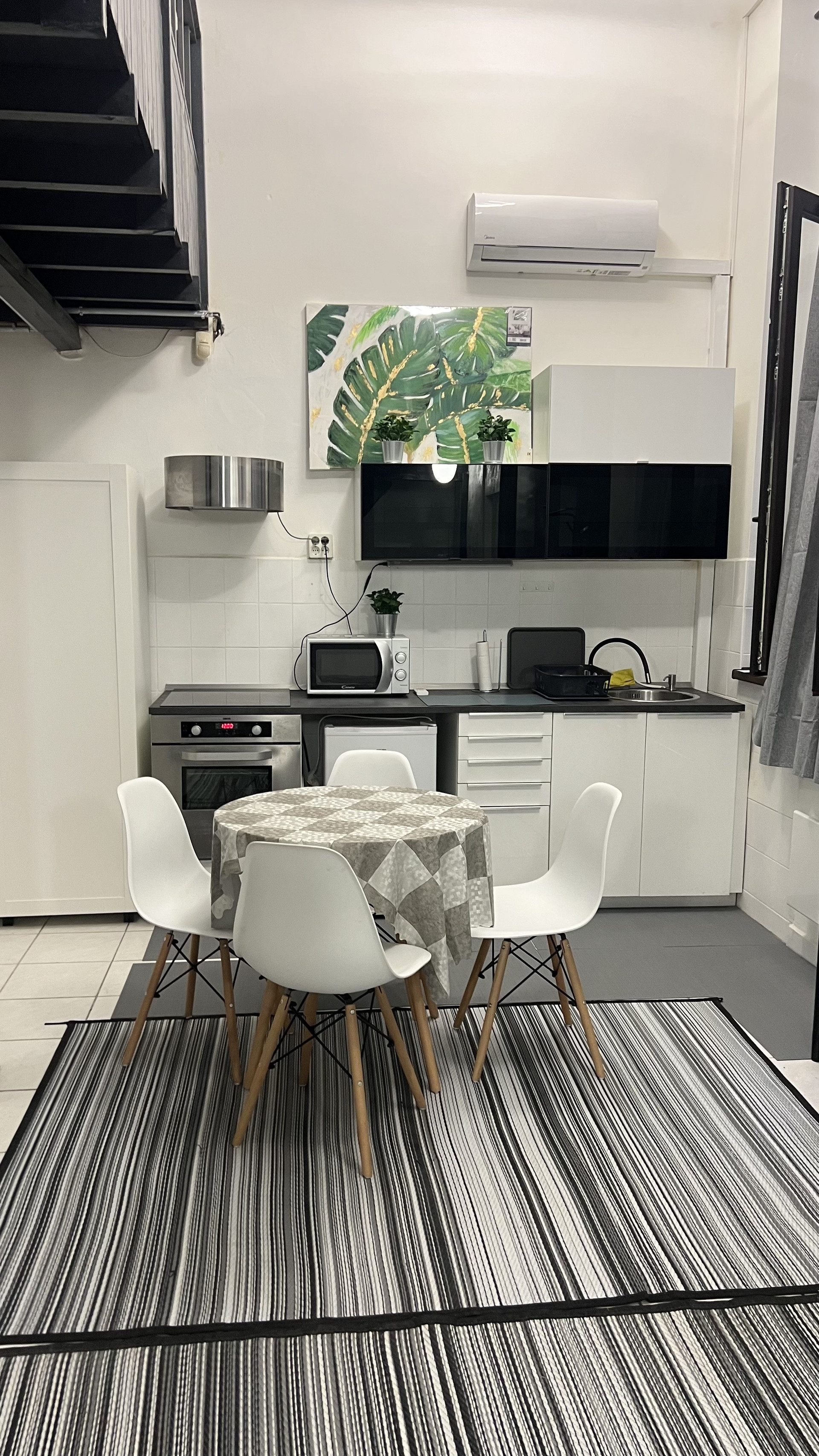 Kitchen with dining table