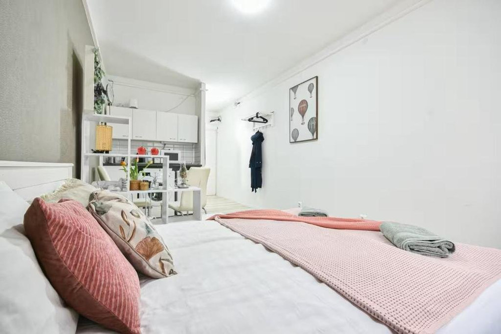 Modern Hideaway on Victor Hugo w AC by NW preview