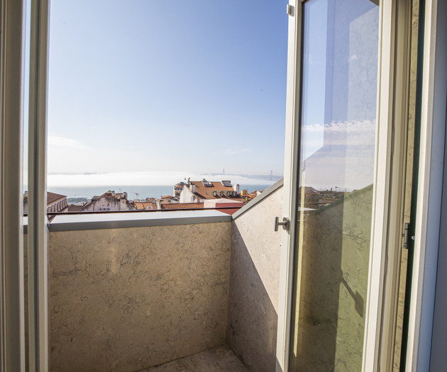 Chiado Rooftop Apartment by Cadenzalux