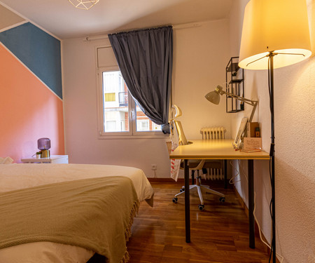 R0392- Room in flat to share Barcelona