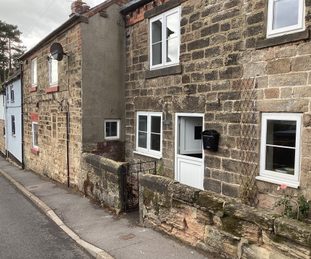 Derbyshire Country cottage in pretty village