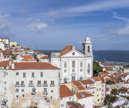 Central and bright one-bedroom apartment in Alfama