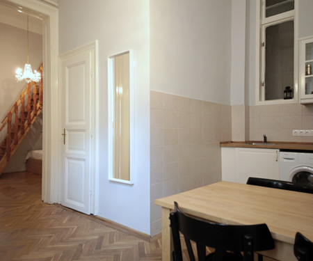 NEWLY RENOVATED, 3 BEDROOM APARTMENT IN THE CENTRE