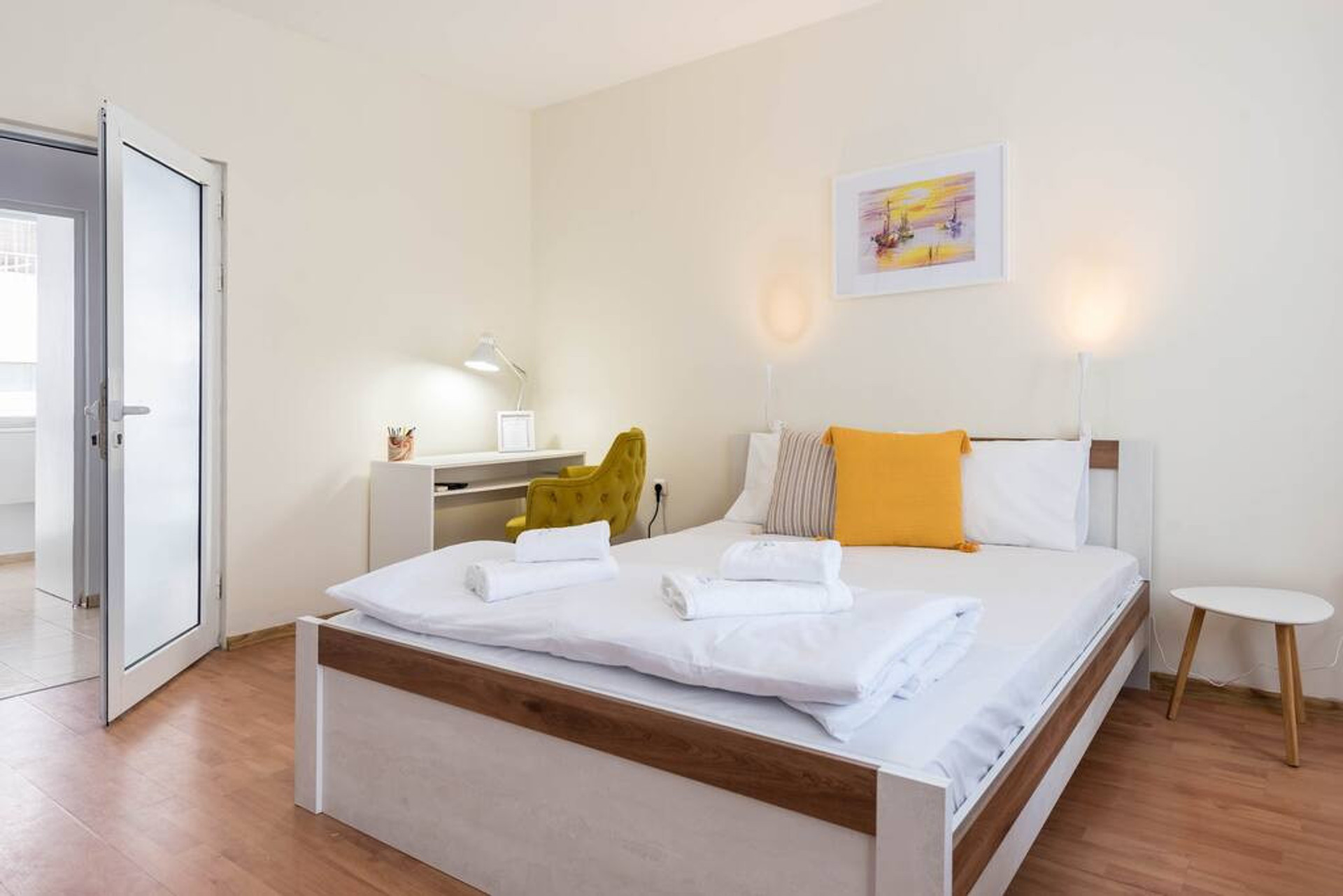 Spacious room with double bed and working space