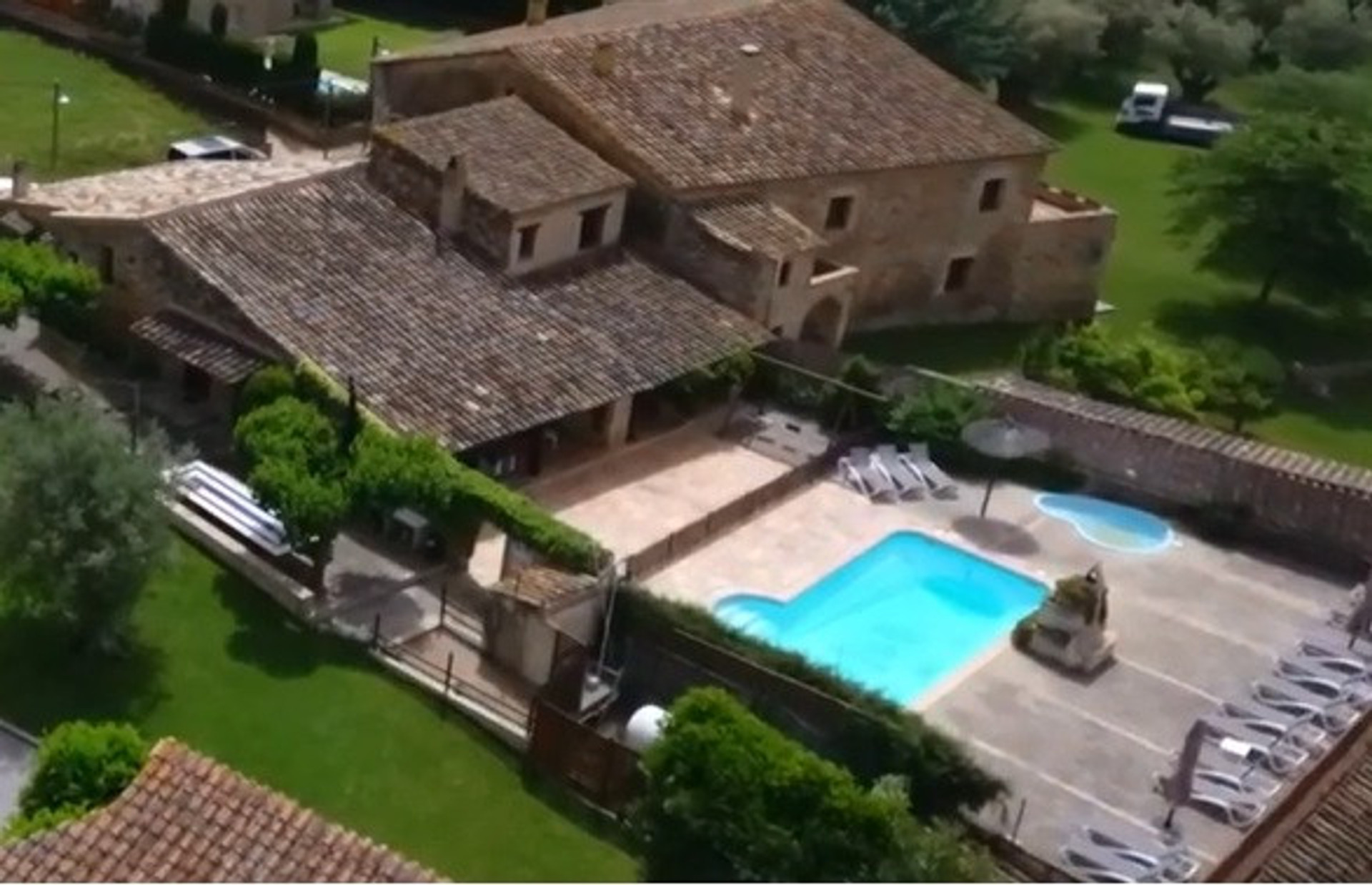 Vista de la Masía Pequeña, con 3 casas rurales adosadas