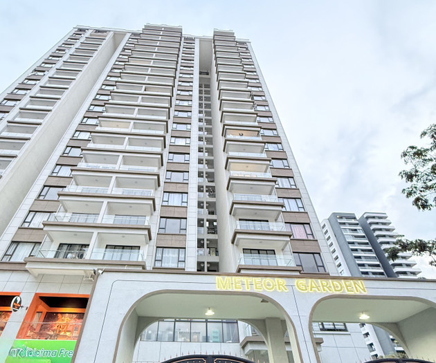 Airy 17th Floor 2BR: City Views, Balcony & Pool