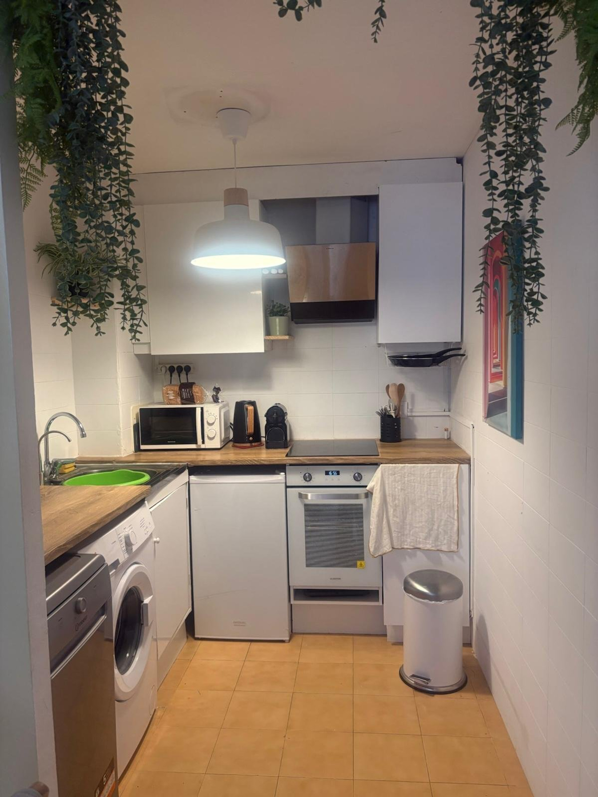 Fully equipped kitchen with appliances