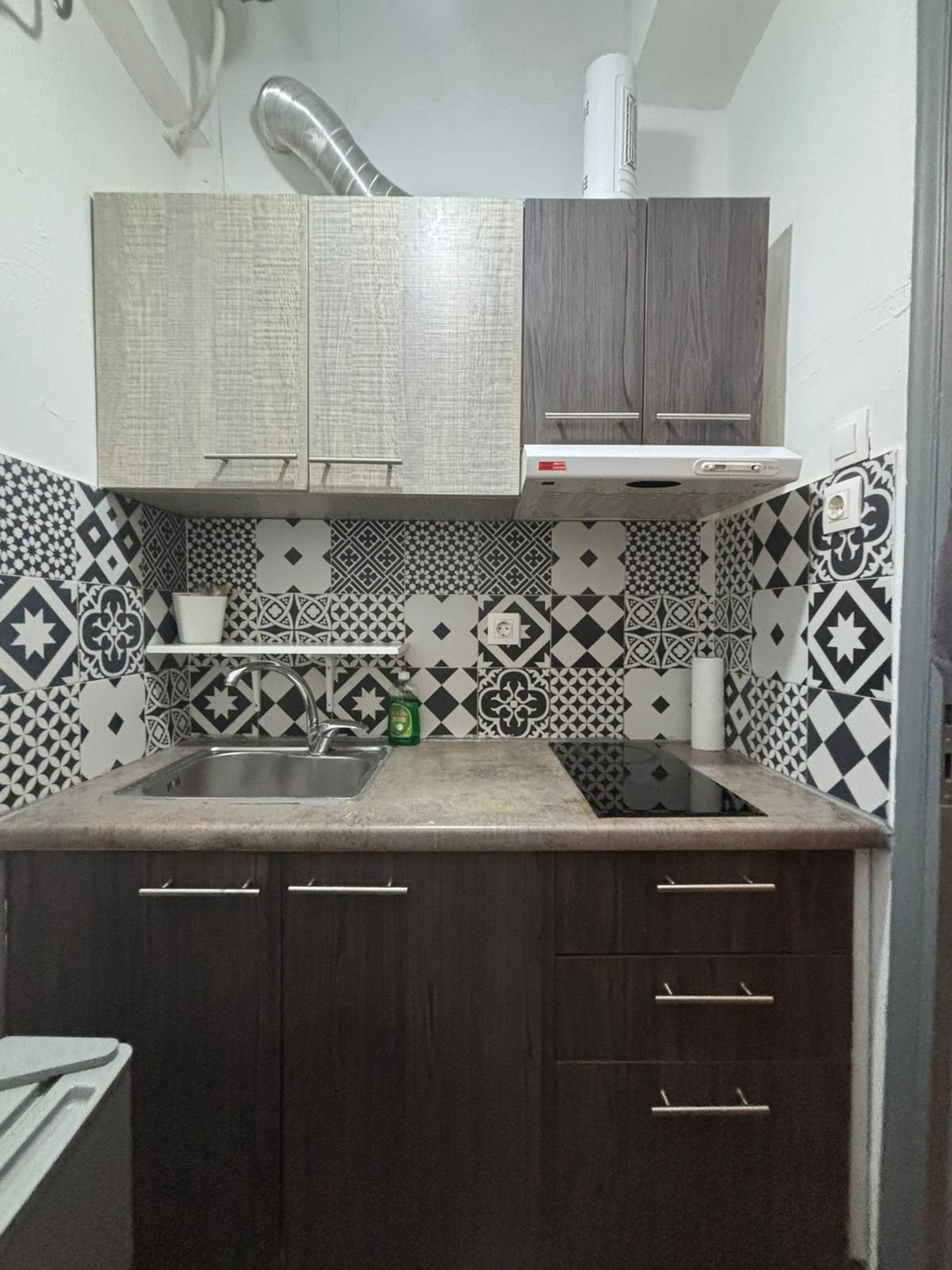 Kitchen with patterned tile backsplash
