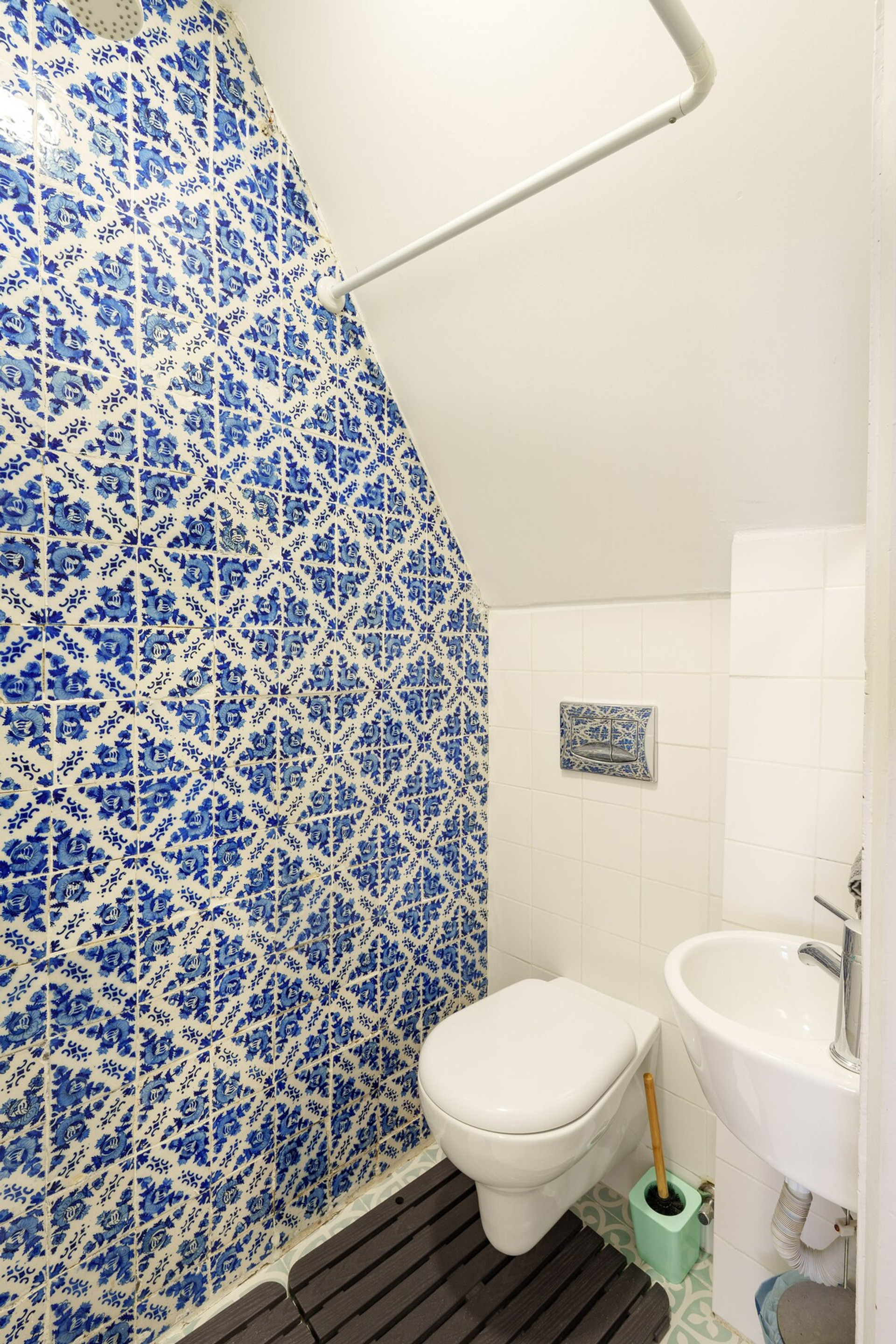 Full bathroom image 1