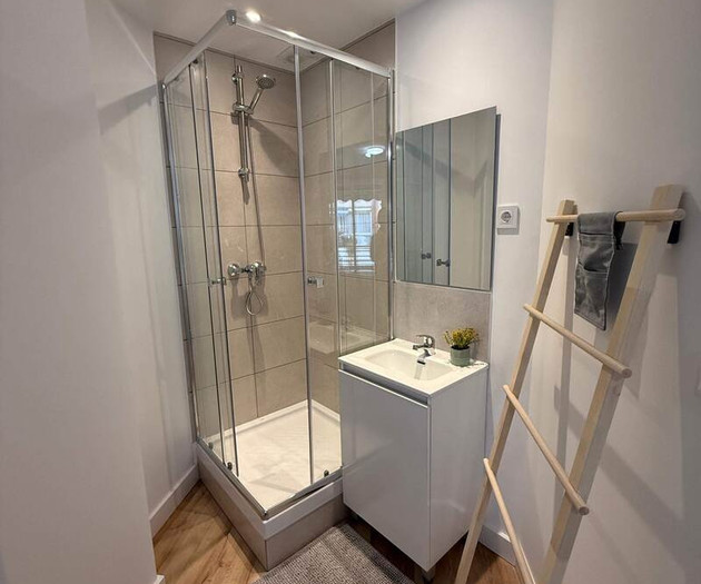 Double bedroom with private bathroom