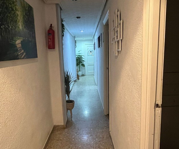 Large, bright kid-friendly home 20 mins from beach