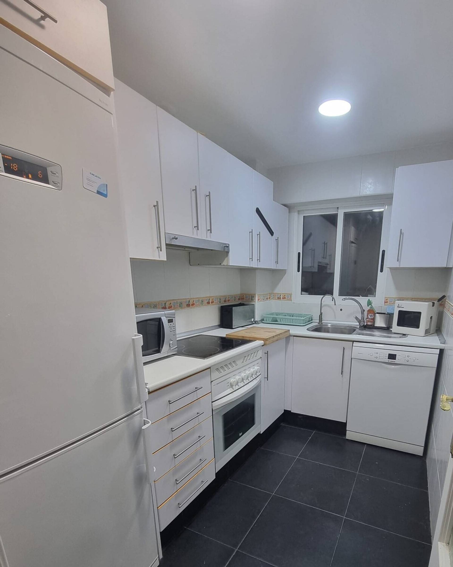 Full kitchen image 1