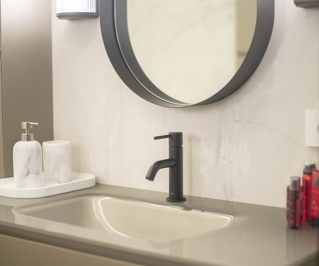 Bathroom sink and mirror