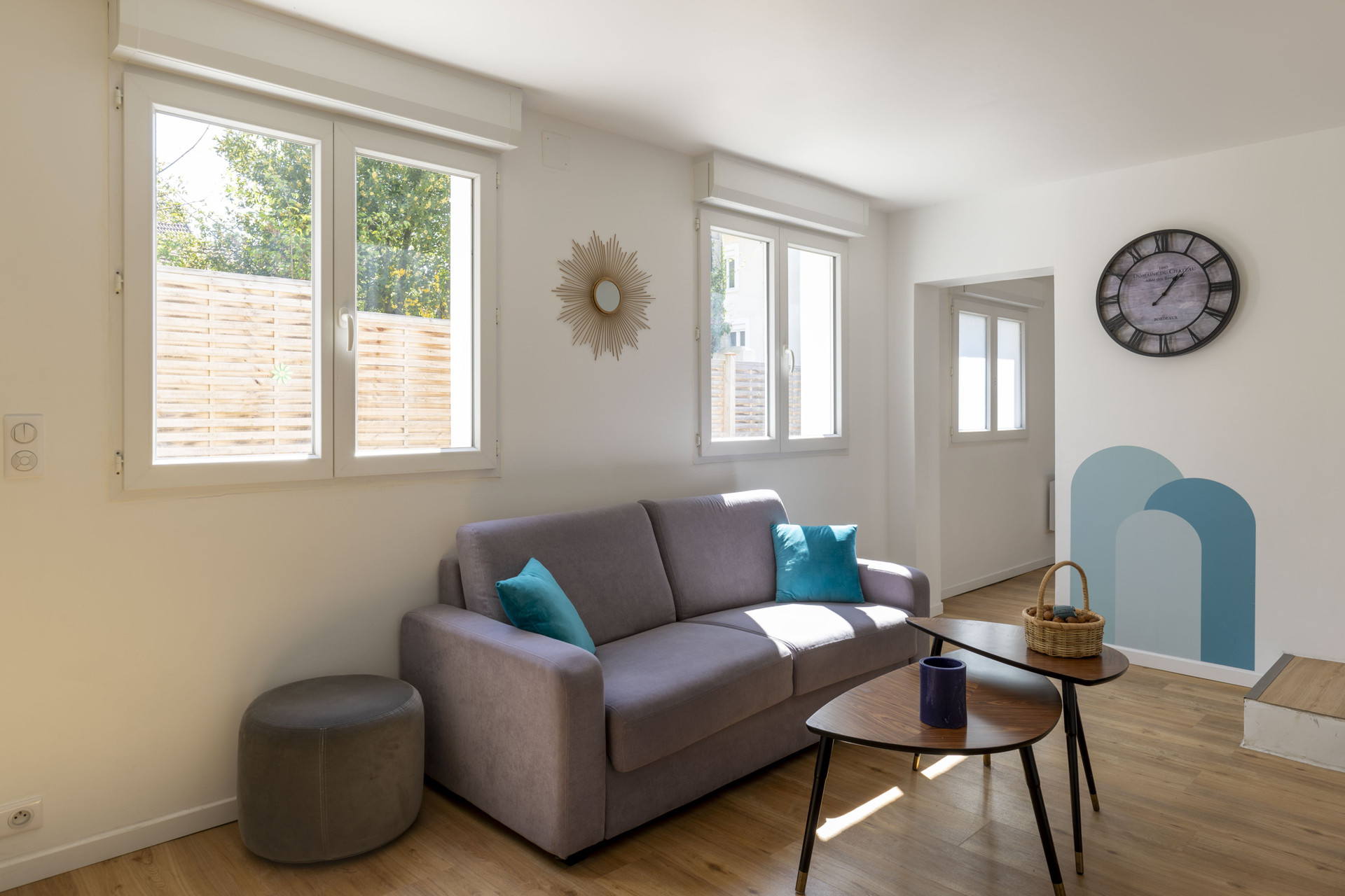 Espace salon avec vue sur cour