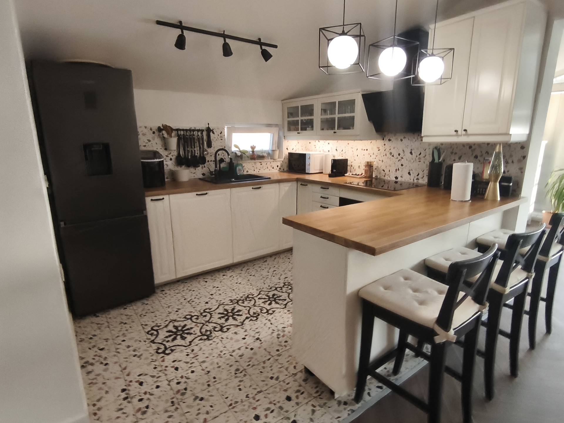 Kitchen with breakfast bar